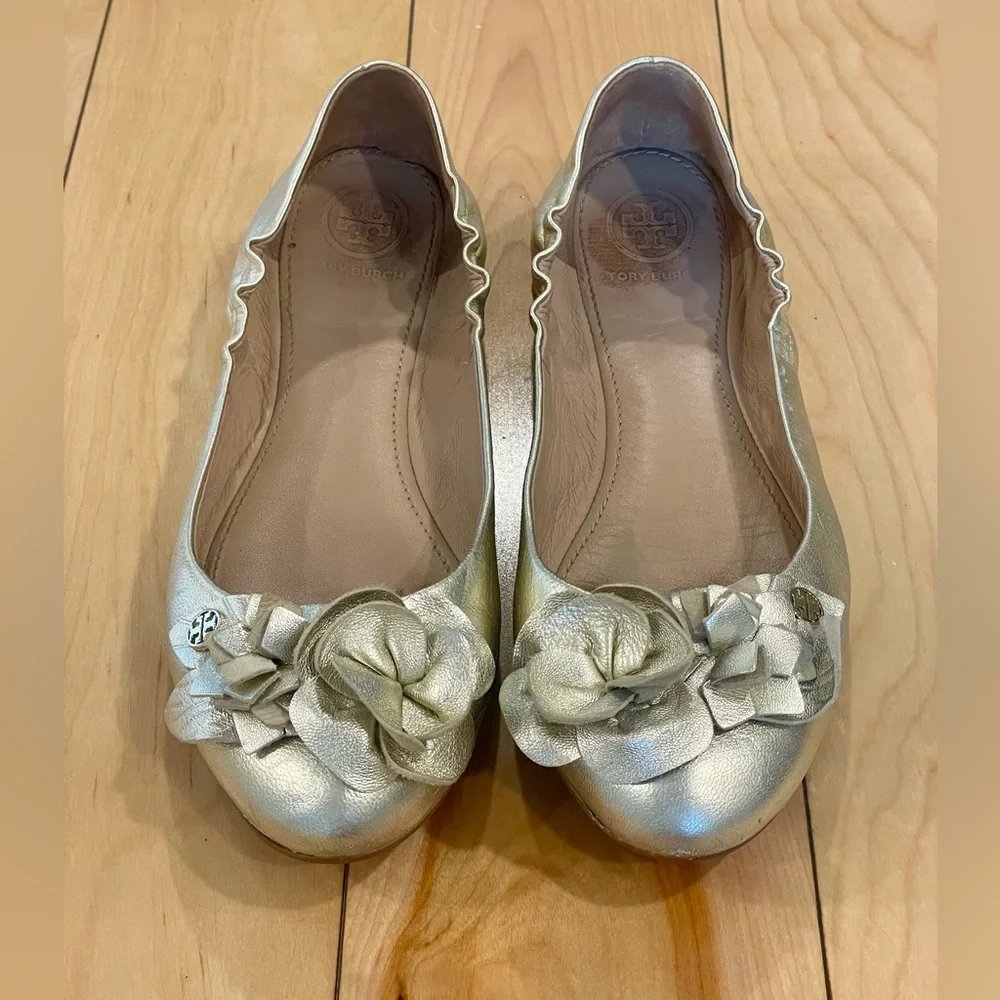 Tory Burch Blossom Ballet Flat Grained Metallic in Spark Gold Size 6.5